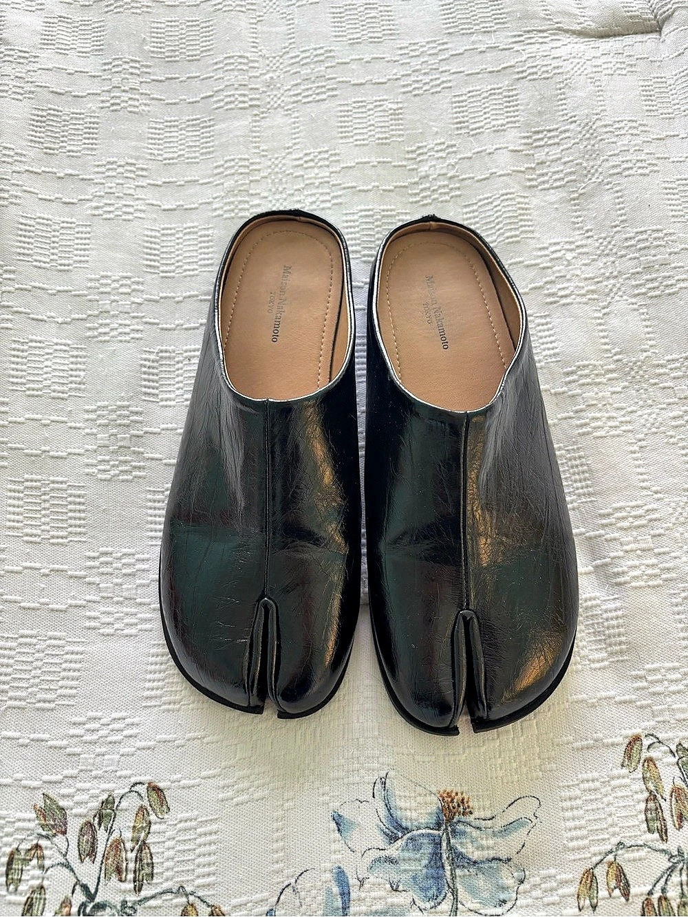 Maison Nakamoto Tabi Leather Mules in Black